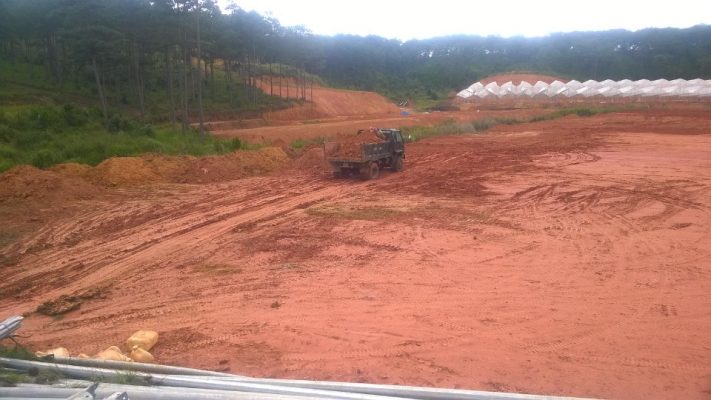 Công trình xe vận chuyển đất lấp san phẳng